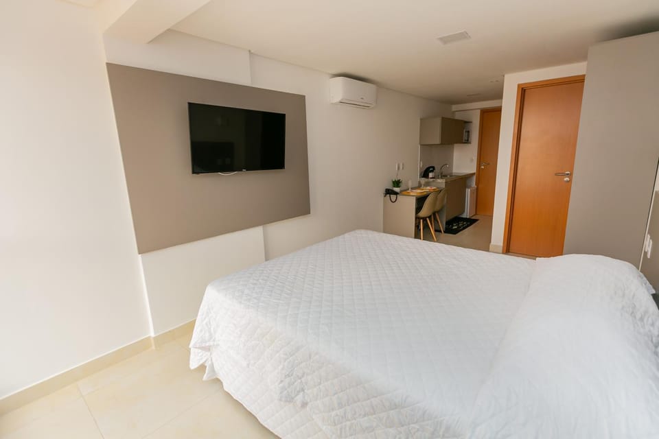 Bed, TV and multimedia, Photo of the whole room, Bedroom