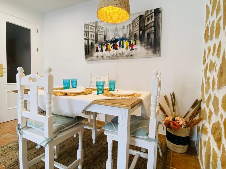 Living room, Lounge or bar, Food and drinks, Seating area, Dining area, Drinks