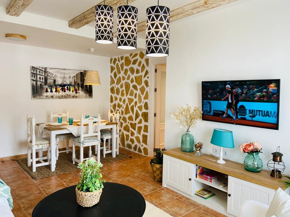 Communal lounge/ TV room, TV and multimedia, Living room, Food and drinks, Seating area, Dining area, Evening entertainment, Drinks