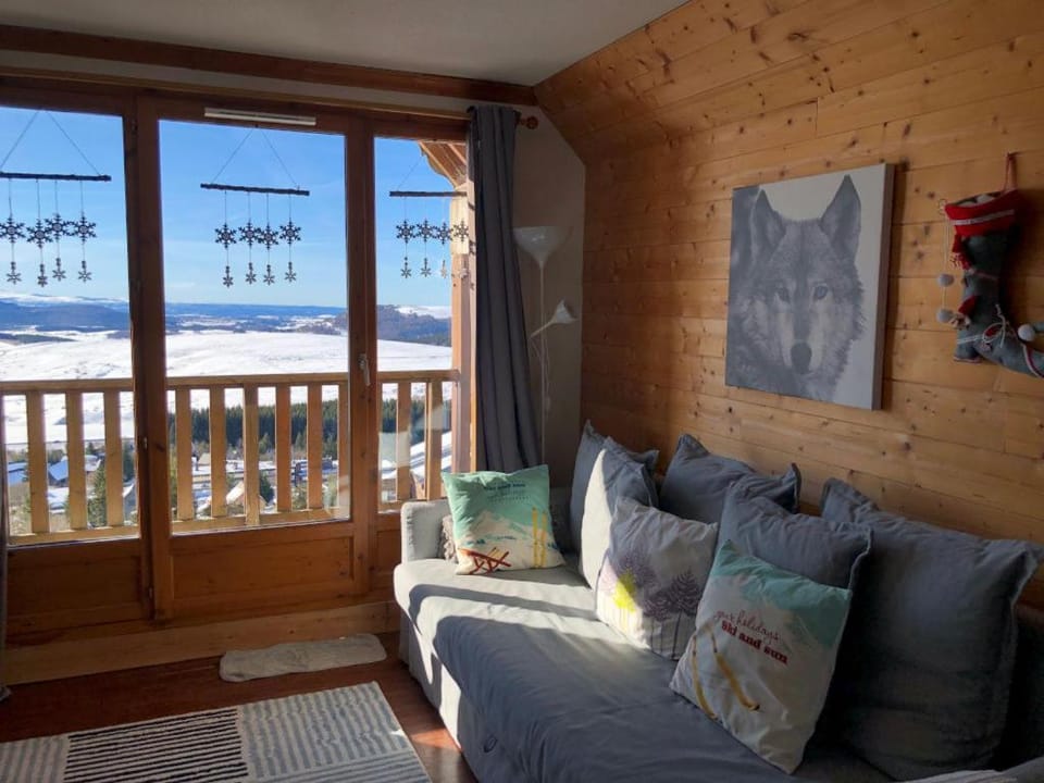 Balcony/Terrace, Living room, Mountain view