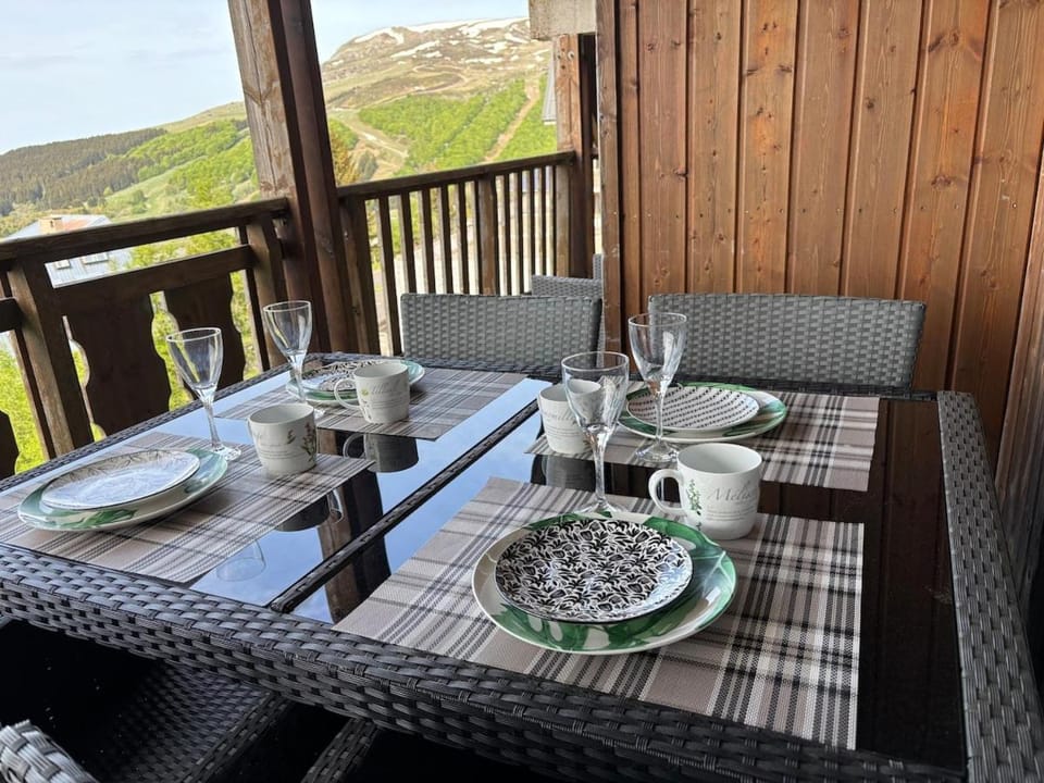Natural landscape, View (from property/room), Balcony/Terrace, Dining area, Mountain view