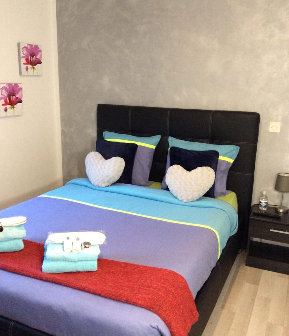 Shower, Toilet, Bed, Bathroom, Bedroom, Garden view