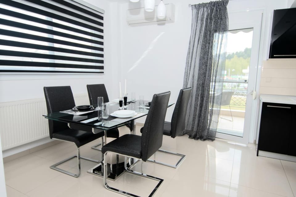 Balcony/Terrace, Decorative detail, Dining area, Meeting/conference room, City view, Mountain view, internet, locker, air conditioner