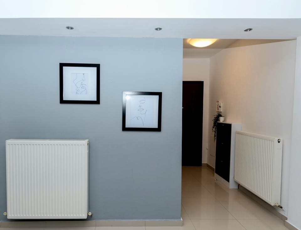 Decorative detail, internet, locker, microwave, wardrobe, acessibility, air conditioner