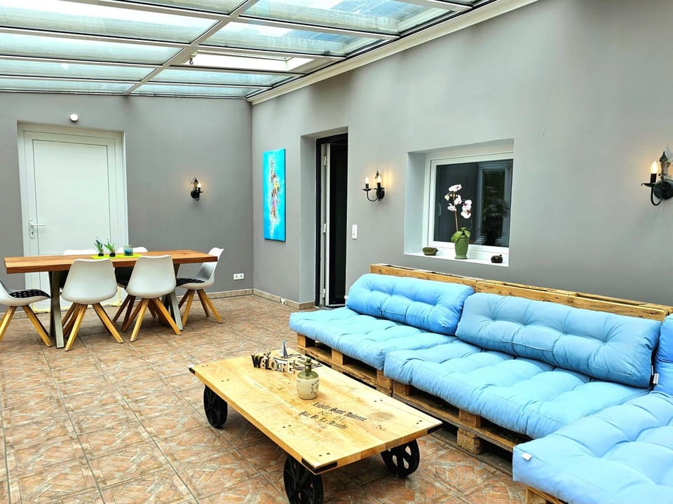 Balcony/Terrace, Living room, Seating area, Food