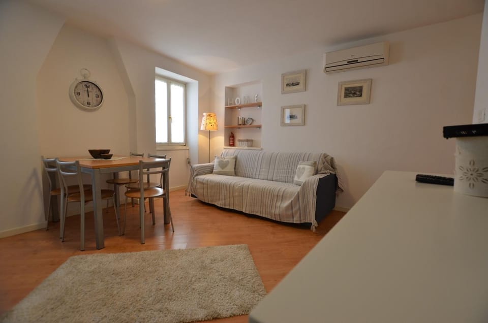 Living room, Seating area, Dining area, air conditioner