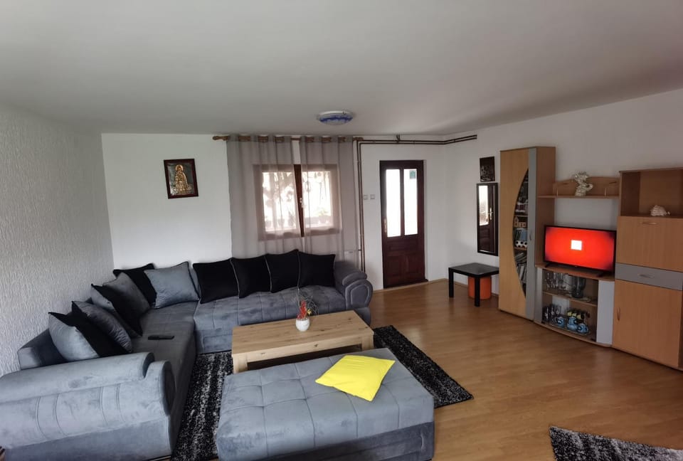 Communal lounge/ TV room, TV and multimedia, Living room, Seating area, Evening entertainment