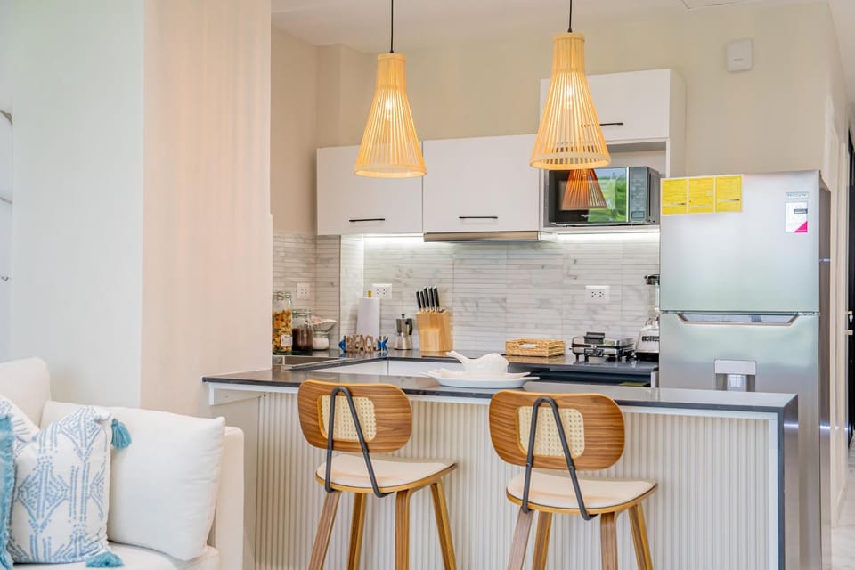 Coffee/tea facilities, Kitchen or kitchenette, Dining area, stove