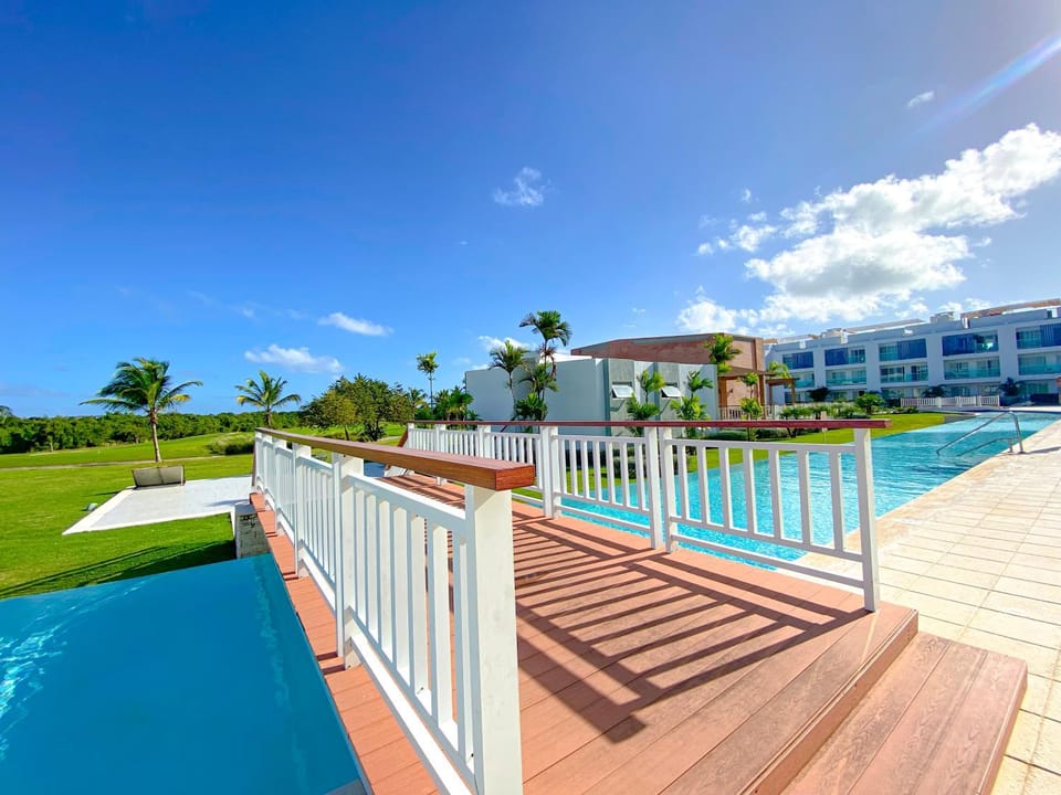 Property building, Day, Pool view, Swimming pool