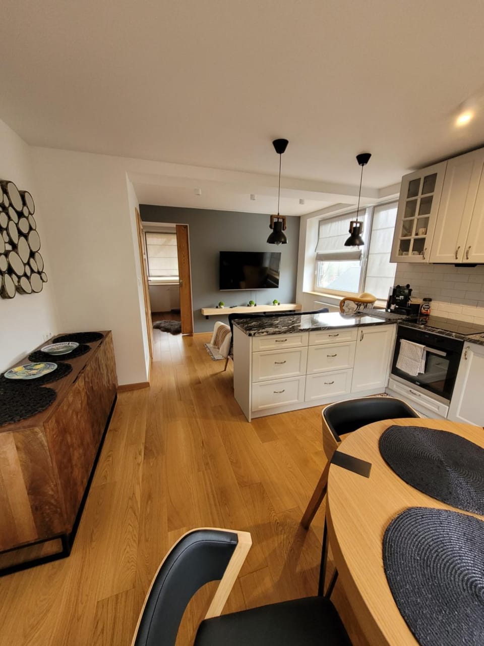 Kitchen or kitchenette, Dining area