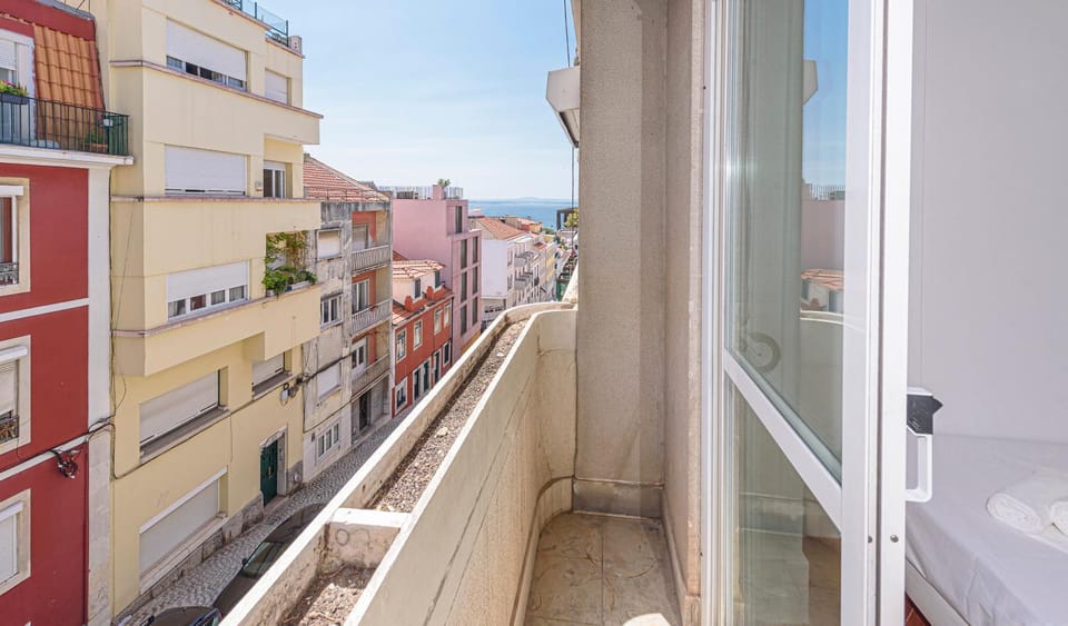 HOUZE Spacious Apartment in Lapa near Riverside Apartment in Lisbon