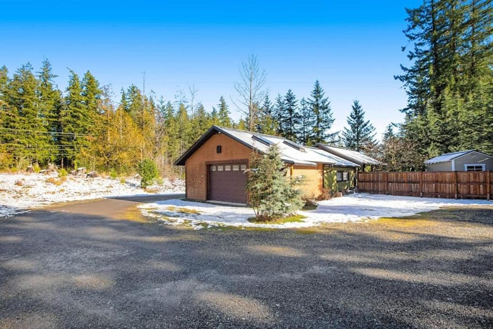 The Entire Property at Mount Walker Inn House in Hood Canal
