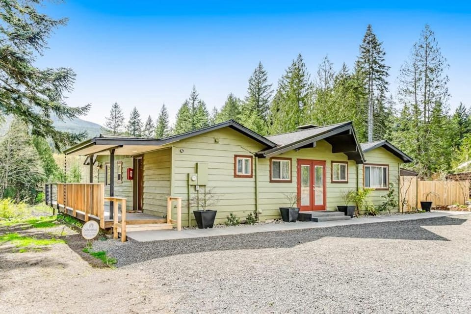 The Entire Property at Mount Walker Inn House in Hood Canal