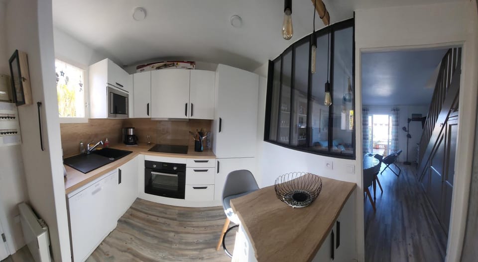 Kitchen or kitchenette, Dining area