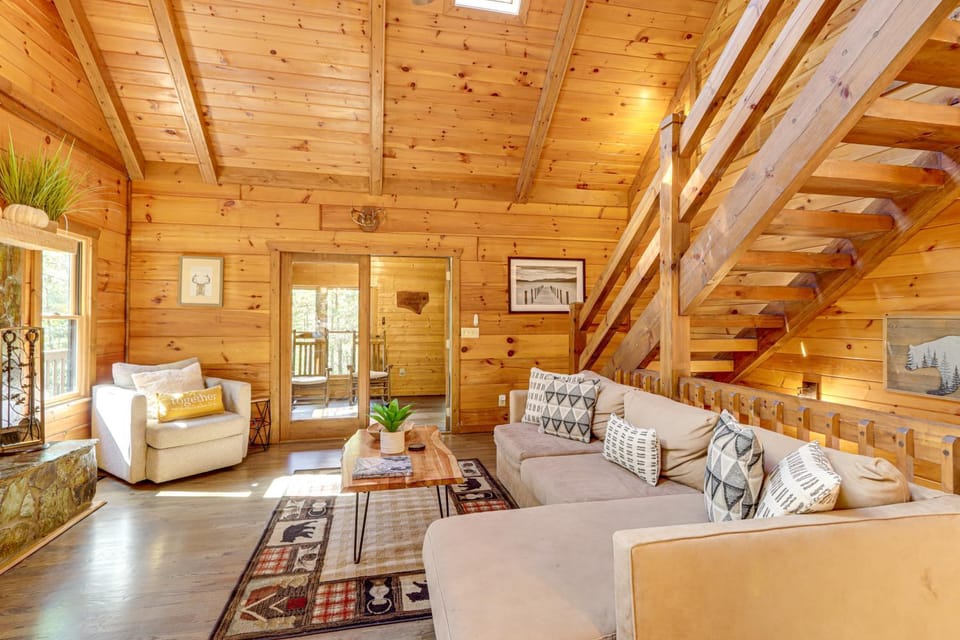 Blue Ridge Cabin w/ Hot Tub, Fire Pit, & Game Room Cabin in Georgia