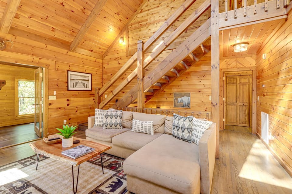 Blue Ridge Cabin w/ Hot Tub, Fire Pit, & Game Room Cabin in Georgia