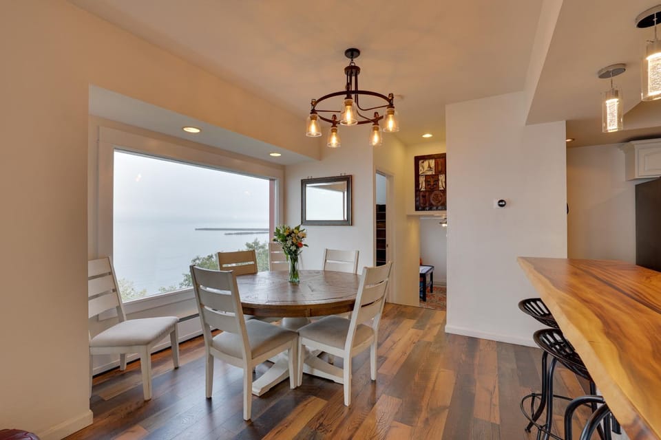 Chic Port Angeles Home w/ Oceanfront Balcony! House in Port Angeles