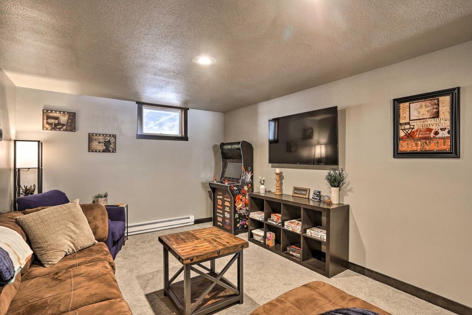 Modern Lead Cabin w/ Private Hot Tub & Fireplace! Cabin in North Lawrence