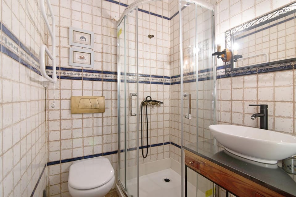 Bathroom, Living room