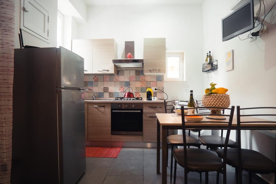 Kitchen or kitchenette, Dining area, oven