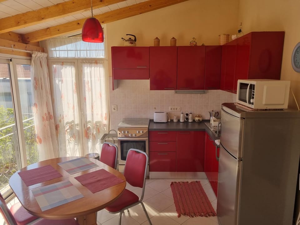 Kitchen or kitchenette, Dining area