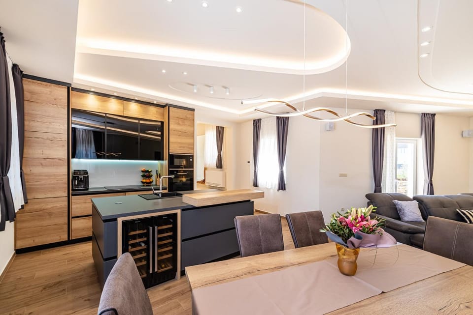 Kitchen or kitchenette, Living room, Seating area, Dining area