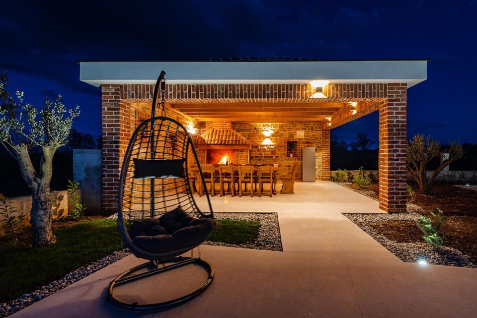 Patio, BBQ facilities, Seating area, Dining area