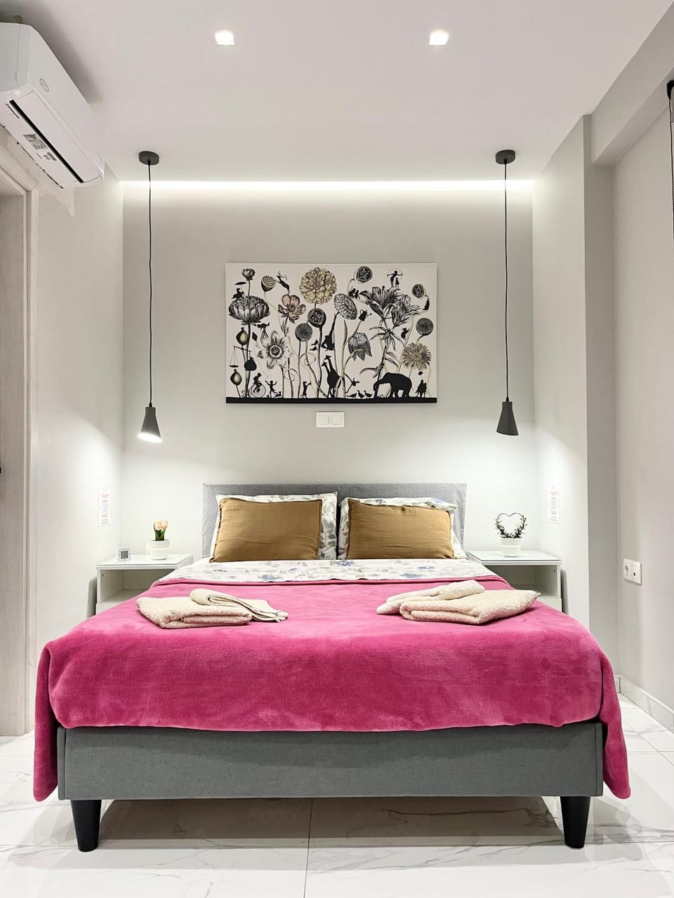 Bed, Photo of the whole room, Bedroom, air conditioner