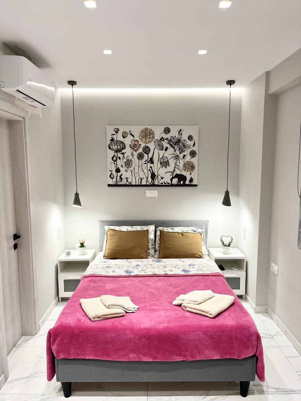 Bed, Bedroom, towels, air conditioner