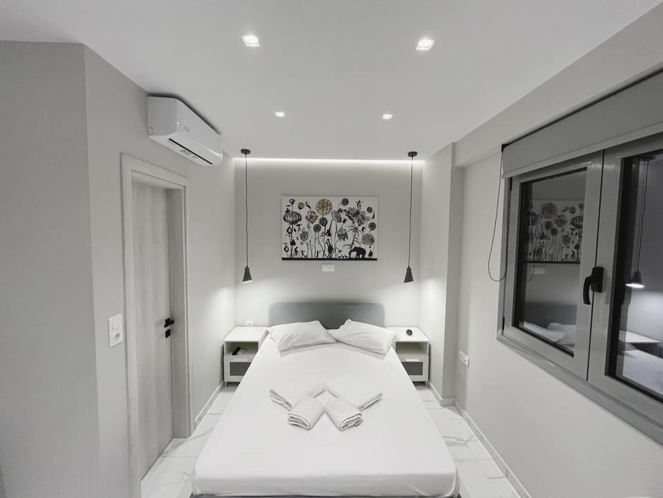 Bed, Photo of the whole room, Bedroom, towels, air conditioner