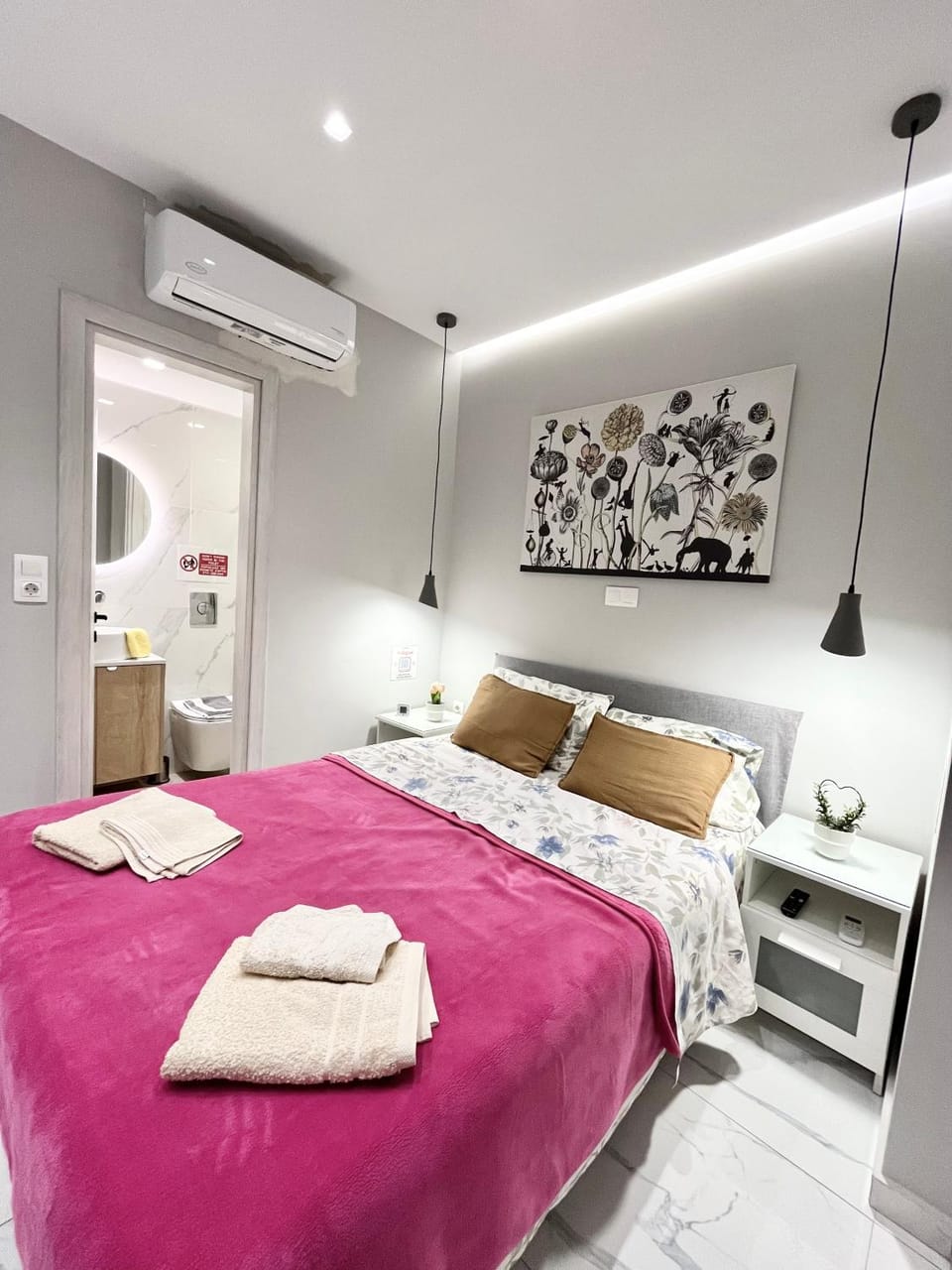 Bed, Photo of the whole room, Bedroom, towels, air conditioner