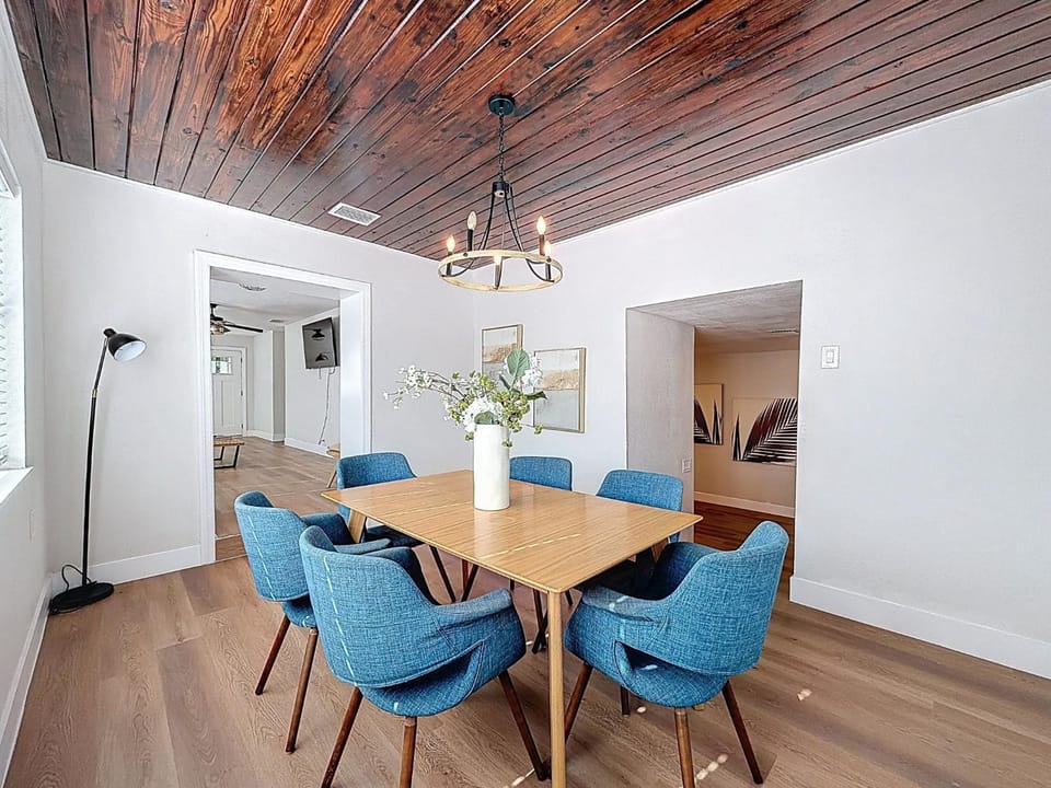 Newly Renovated | Minutes to Riverwalk & Beaches | Tampa Heights House in Tampa