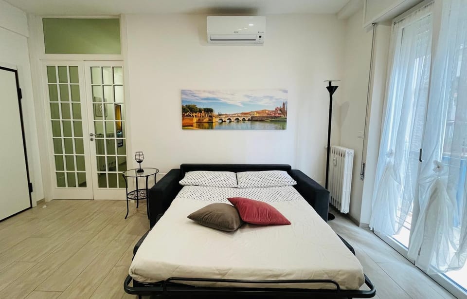 Bed, Living room, air conditioner