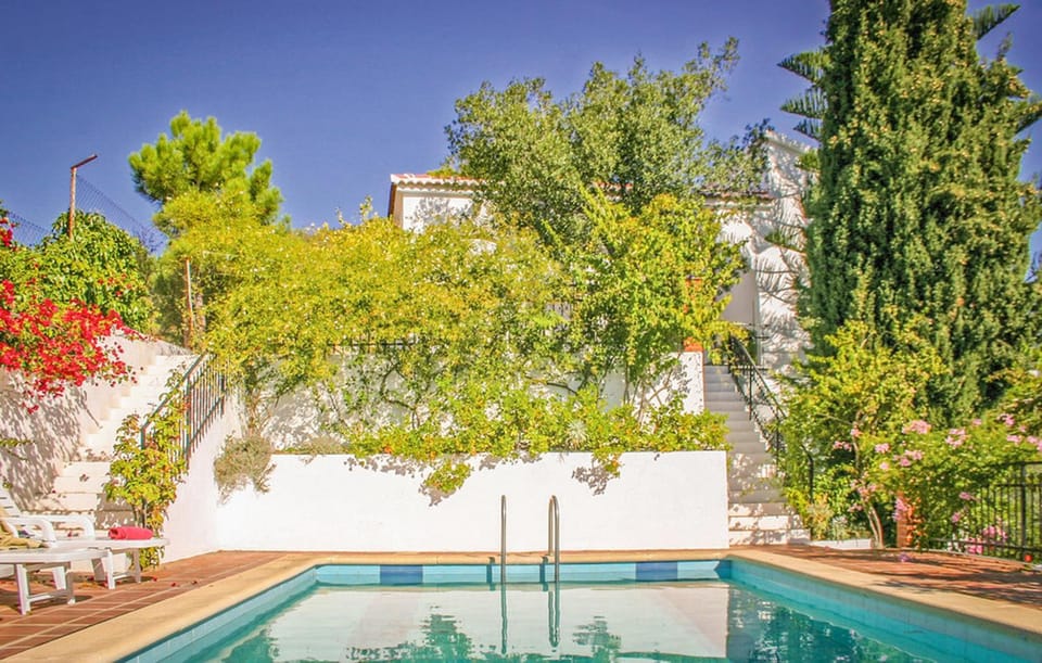 Spring, Day, Garden, Swimming pool, Swimming pool