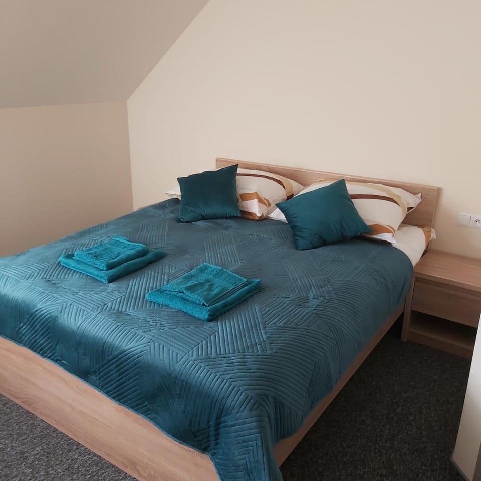 Photo of the whole room, Bedroom, towels
