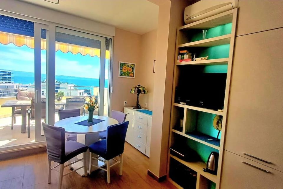 Seating area, Dining area, Sea view