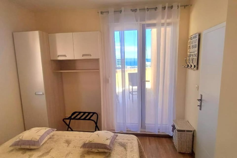 Bed, Bedroom, towels, wardrobe