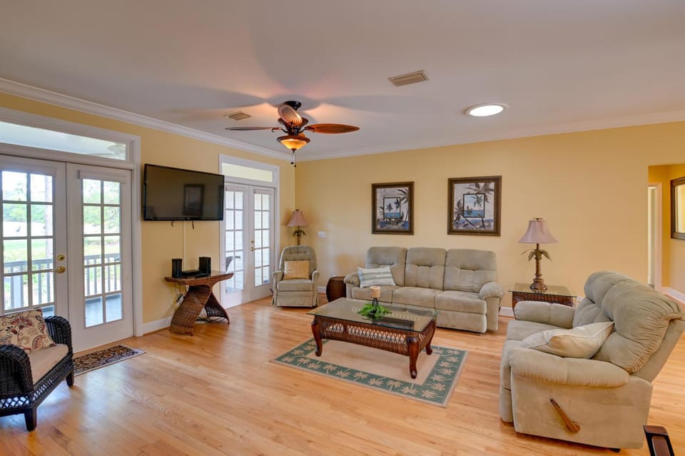 Cottage with Deck and Pool Access about 6 Mi to Beach House in Murrells Inlet