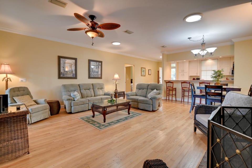 Cottage with Deck and Pool Access about 6 Mi to Beach House in Murrells Inlet