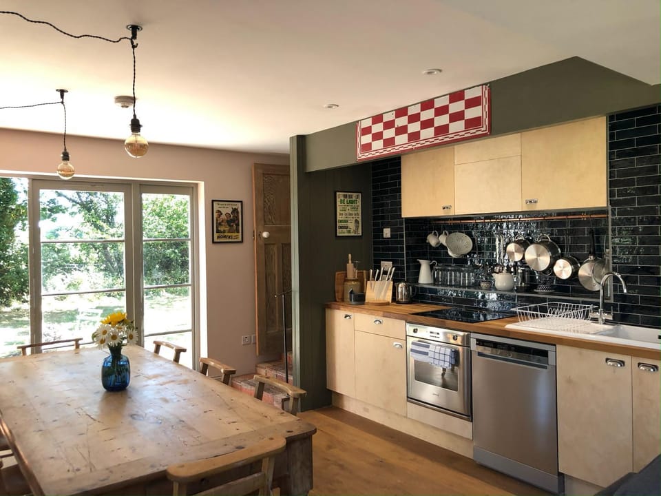 Coffee/tea facilities, Kitchen or kitchenette, Dining area, dishwasher, minibar, pet friendly, stove, toaster