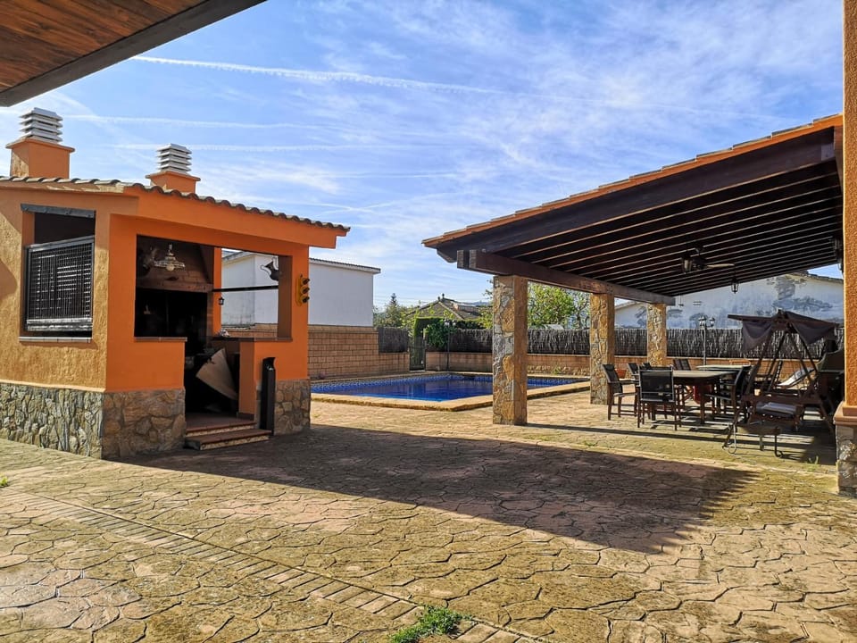 Patio, BBQ facilities