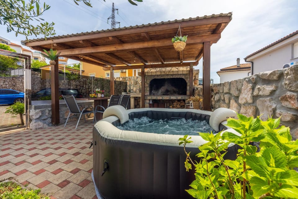 BBQ facilities, Hot Tub, Balcony/Terrace