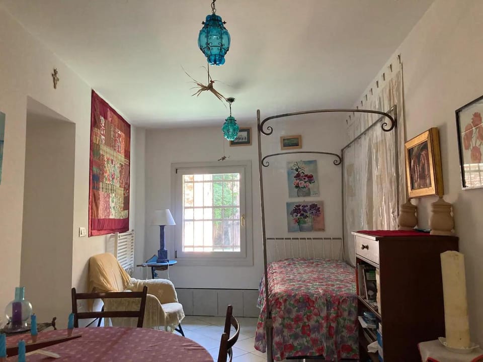 Bed, Living room