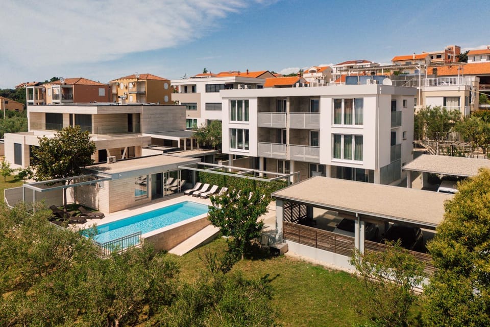 Property building, Day, Swimming pool