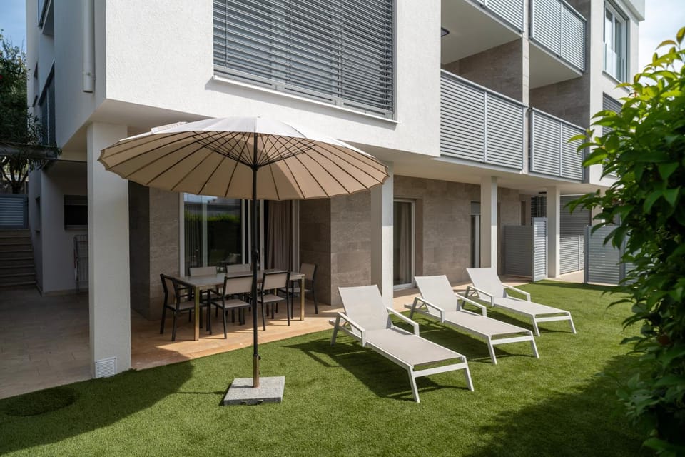 Property building, Garden, Balcony/Terrace, sunbed