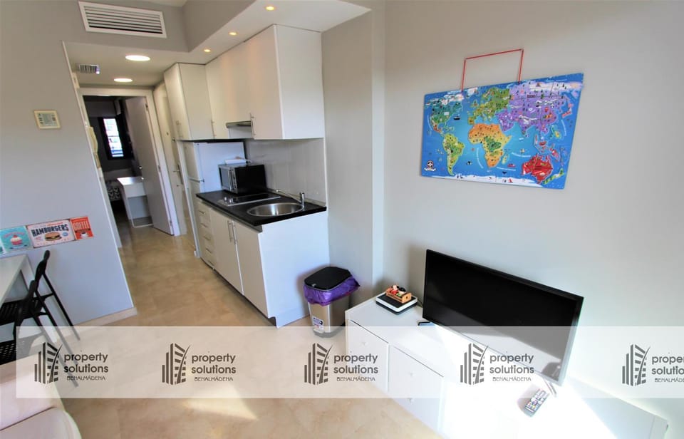 TV and multimedia, Kitchen or kitchenette, Living room, Seating area, Dining area