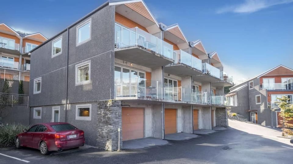 Alpine Serenity A with Stunning Lake and Mountain Views Apartment in Queenstown