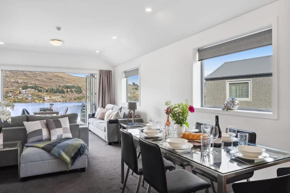 Alpine Serenity A with Stunning Lake and Mountain Views Apartment in Queenstown