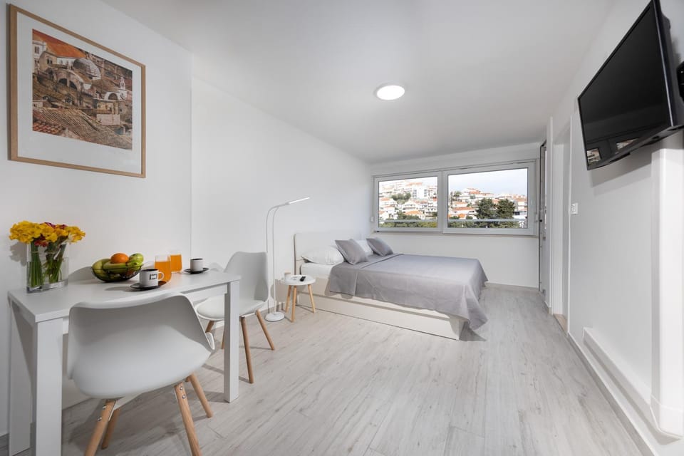 Bed, TV and multimedia, Photo of the whole room, Seating area, Dining area, Bedroom