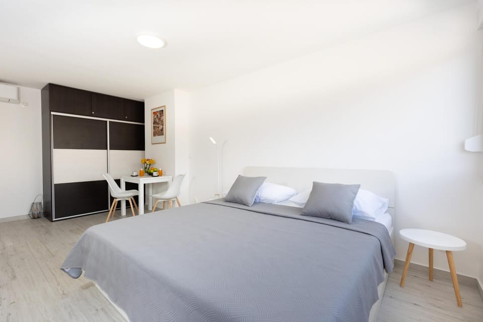 Bed, Photo of the whole room, Seating area, Dining area, Bedroom, wardrobe